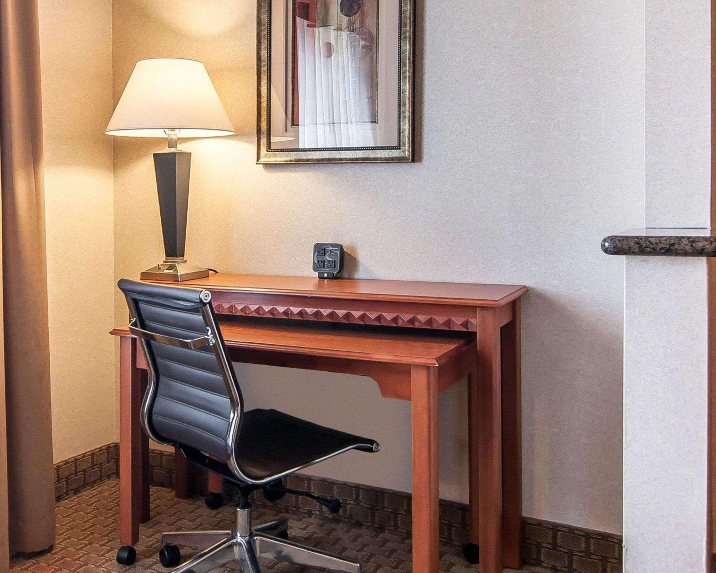 Comfort Suites Redmond Airport Exterior photo
