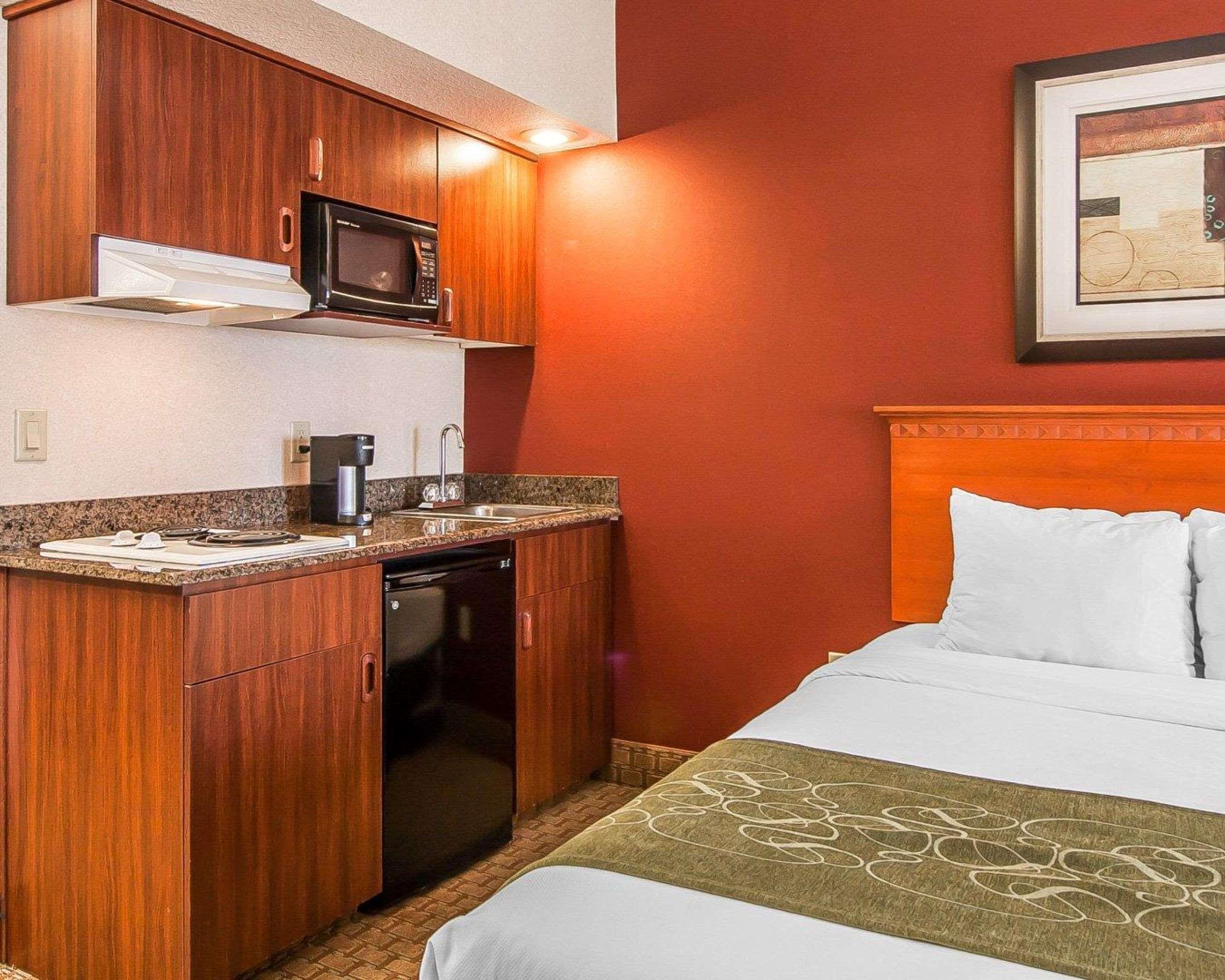 Comfort Suites Redmond Airport Exterior photo