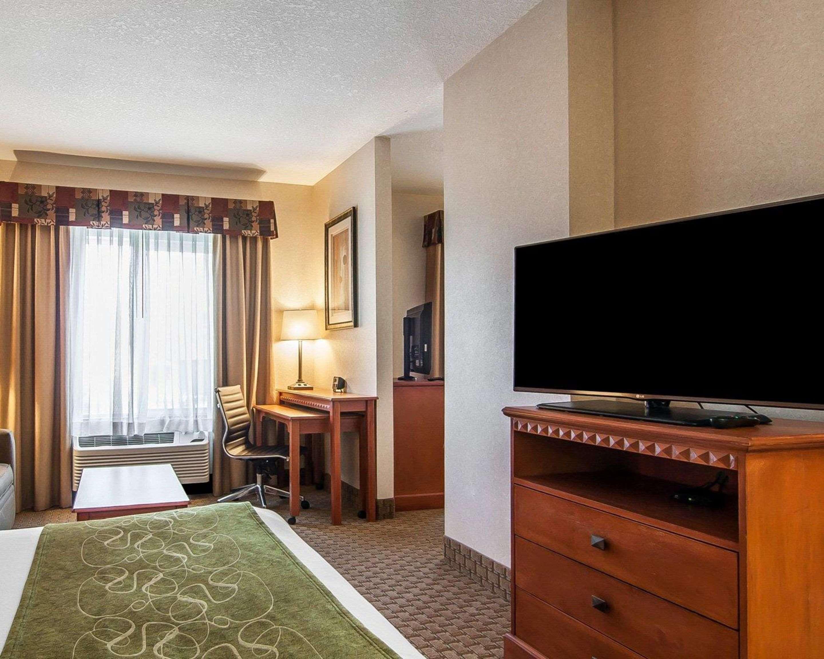 Comfort Suites Redmond Airport Exterior photo