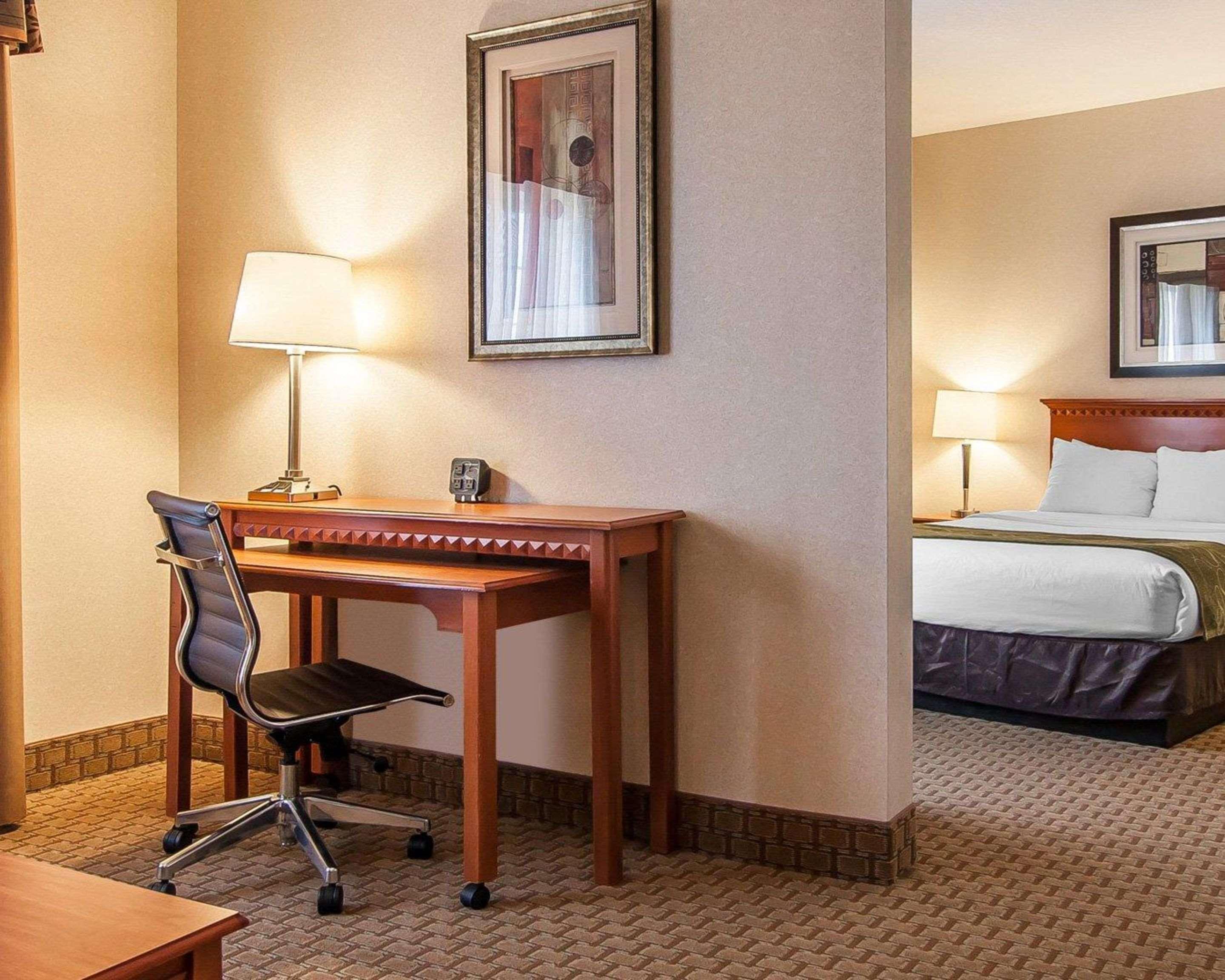 Comfort Suites Redmond Airport Exterior photo