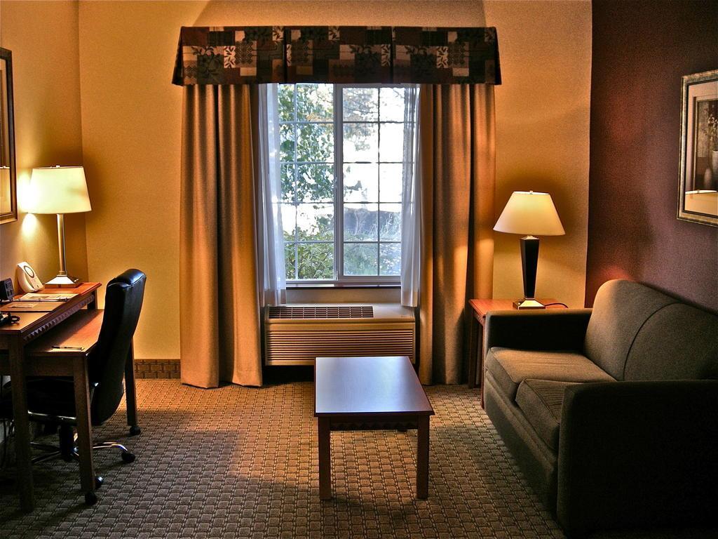 Comfort Suites Redmond Airport Exterior photo