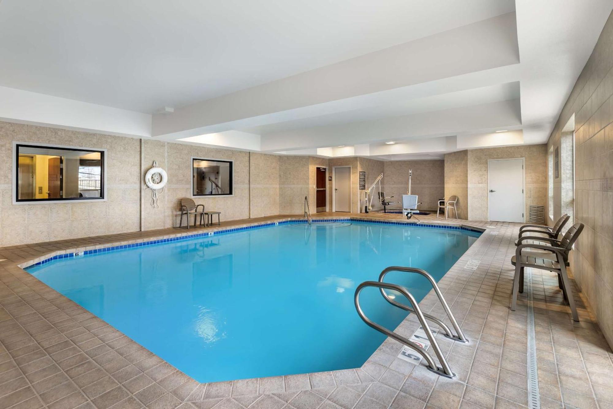 Comfort Suites Redmond Airport Exterior photo