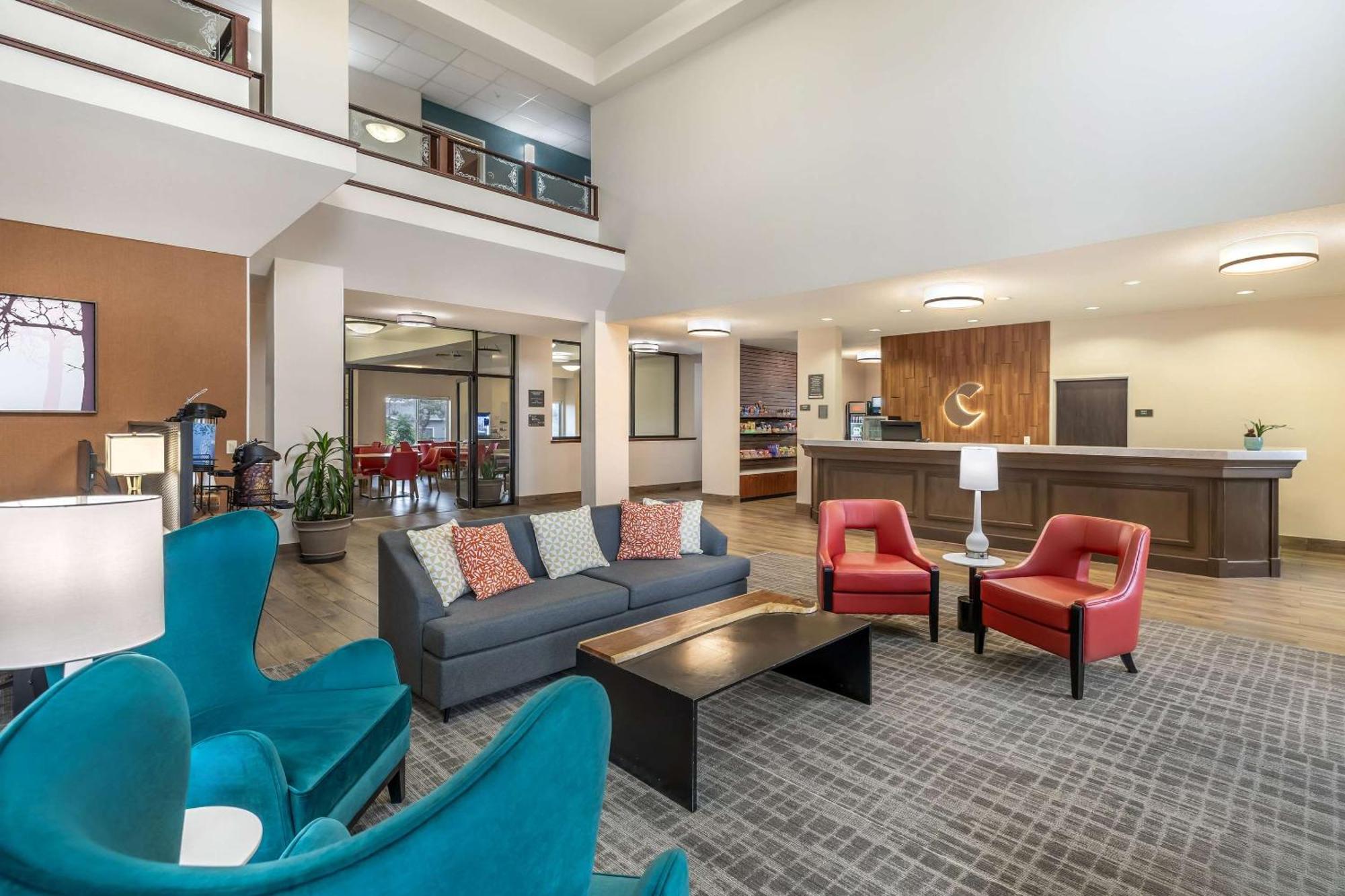 Comfort Suites Redmond Airport Exterior photo
