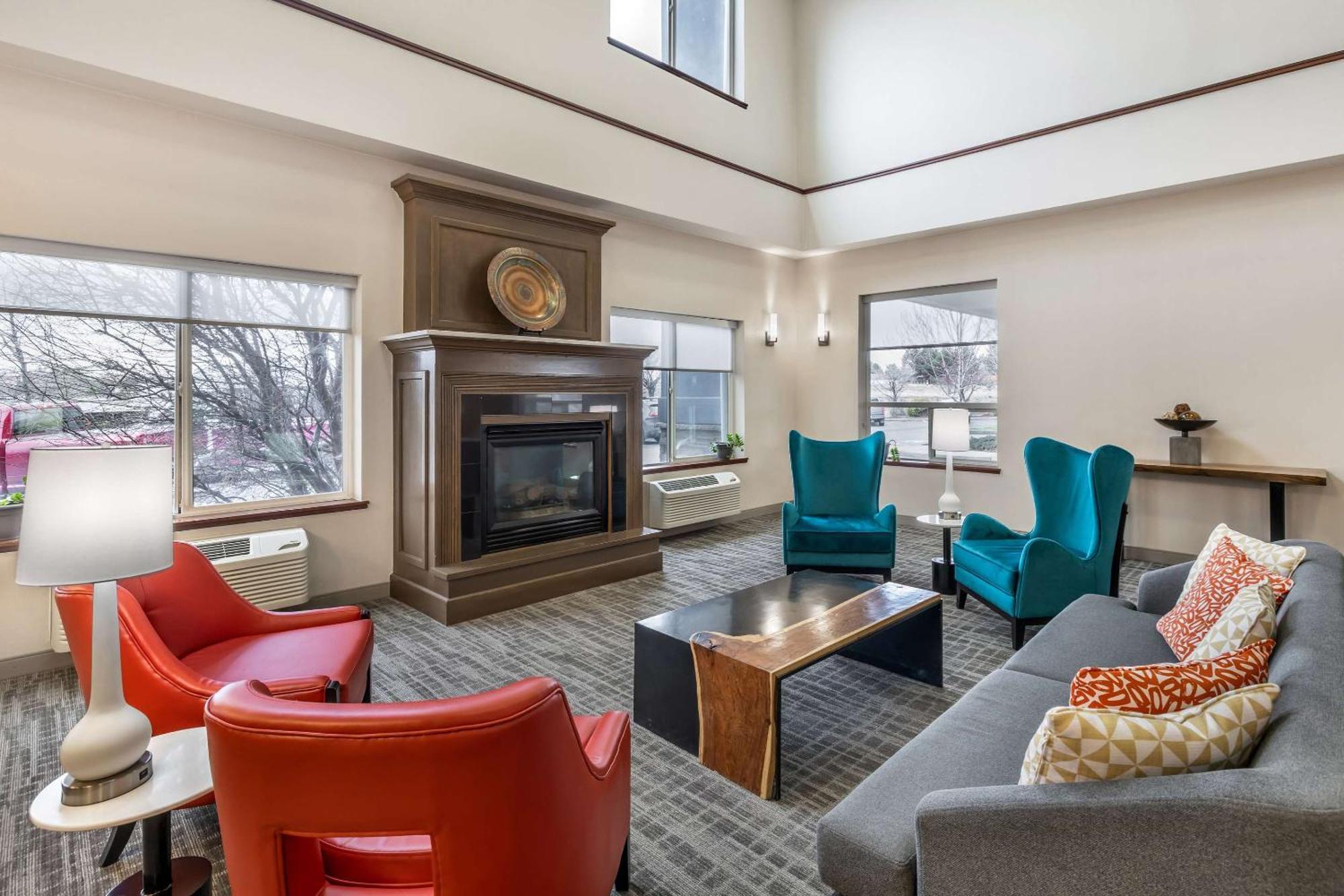 Comfort Suites Redmond Airport Exterior photo